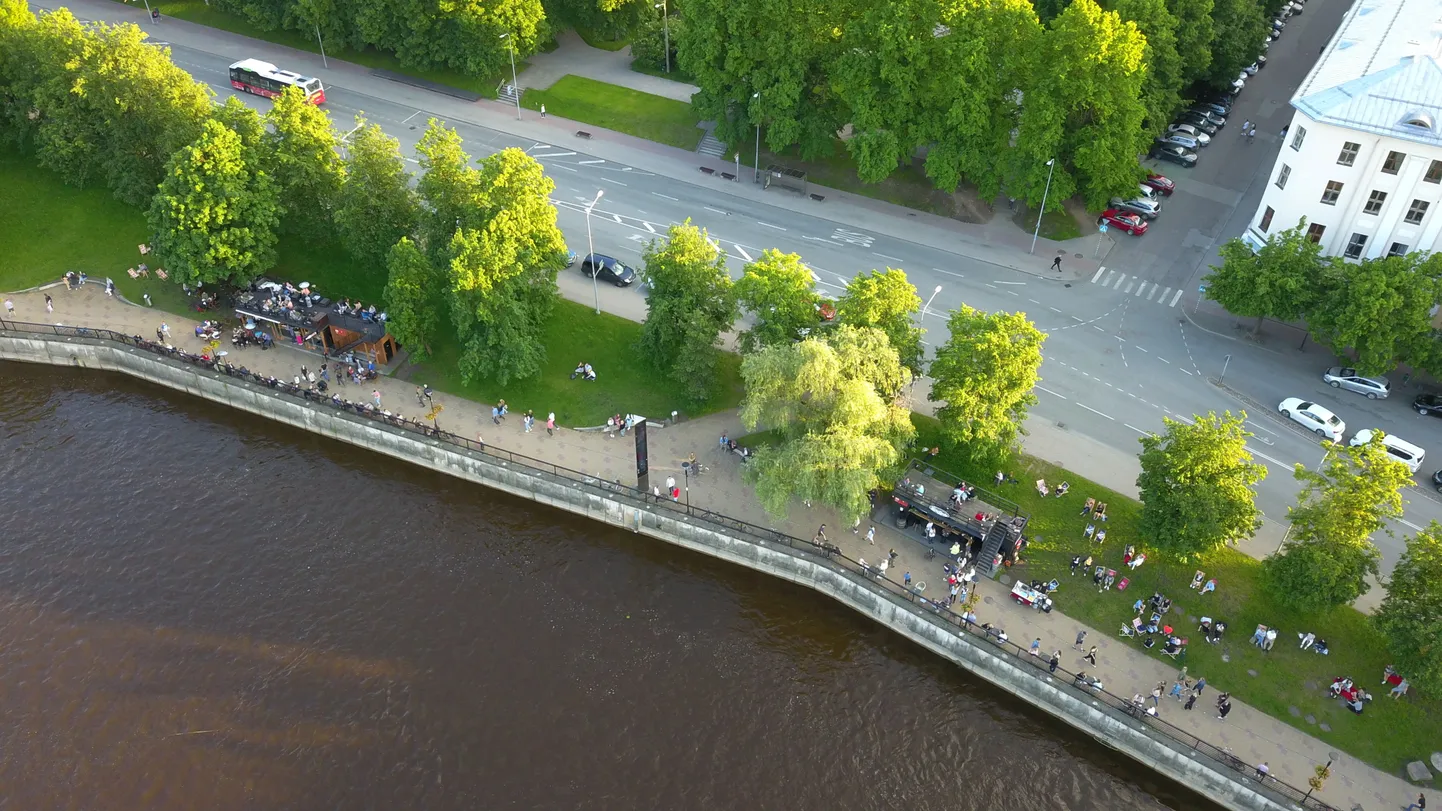 Välikohvikud Emajõe ääres.
Pildil Väike Vine ja Väike Kuuba.