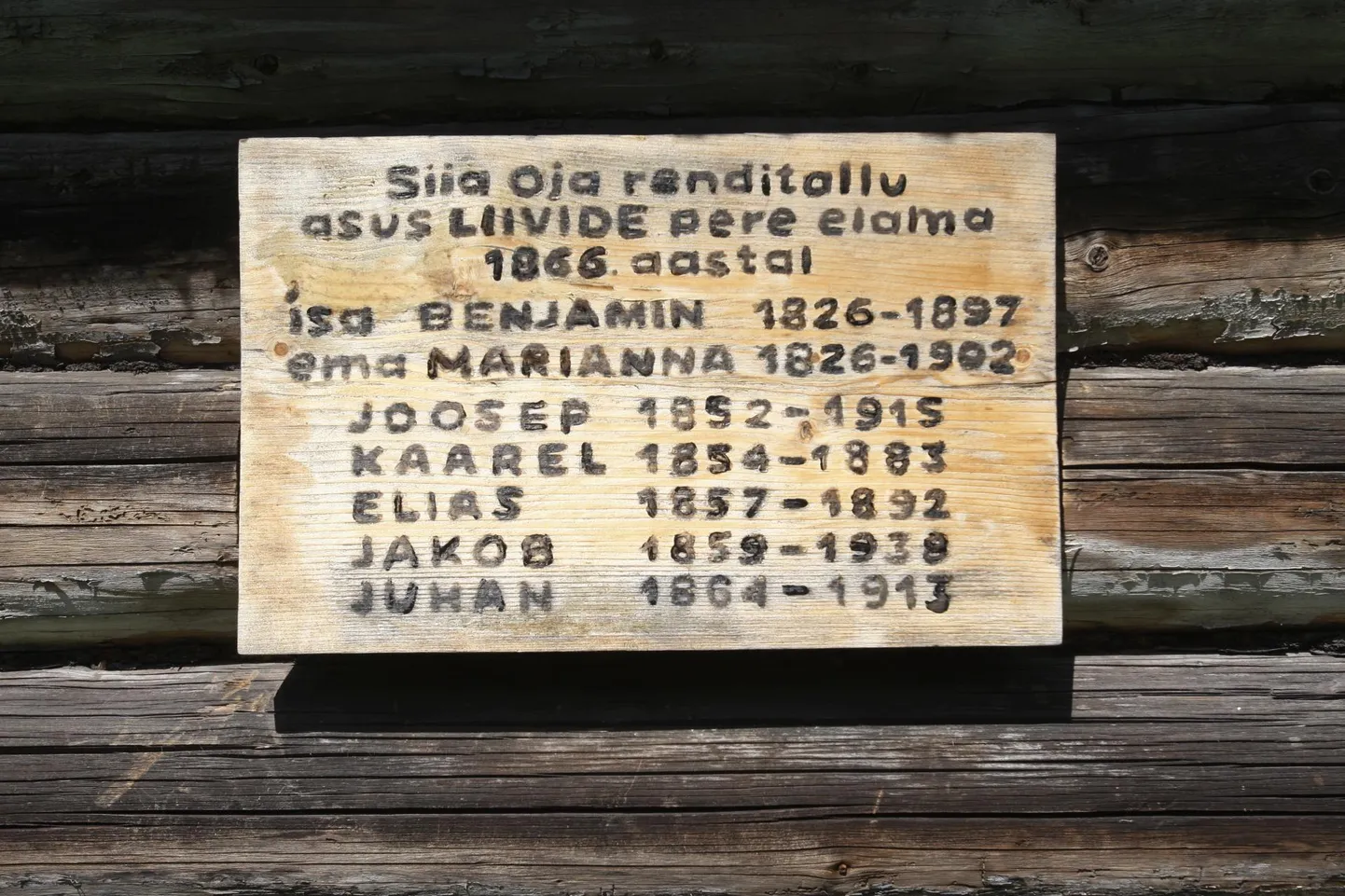 Mälestustahvel Liivi muuseumi taluhoone seinal.
