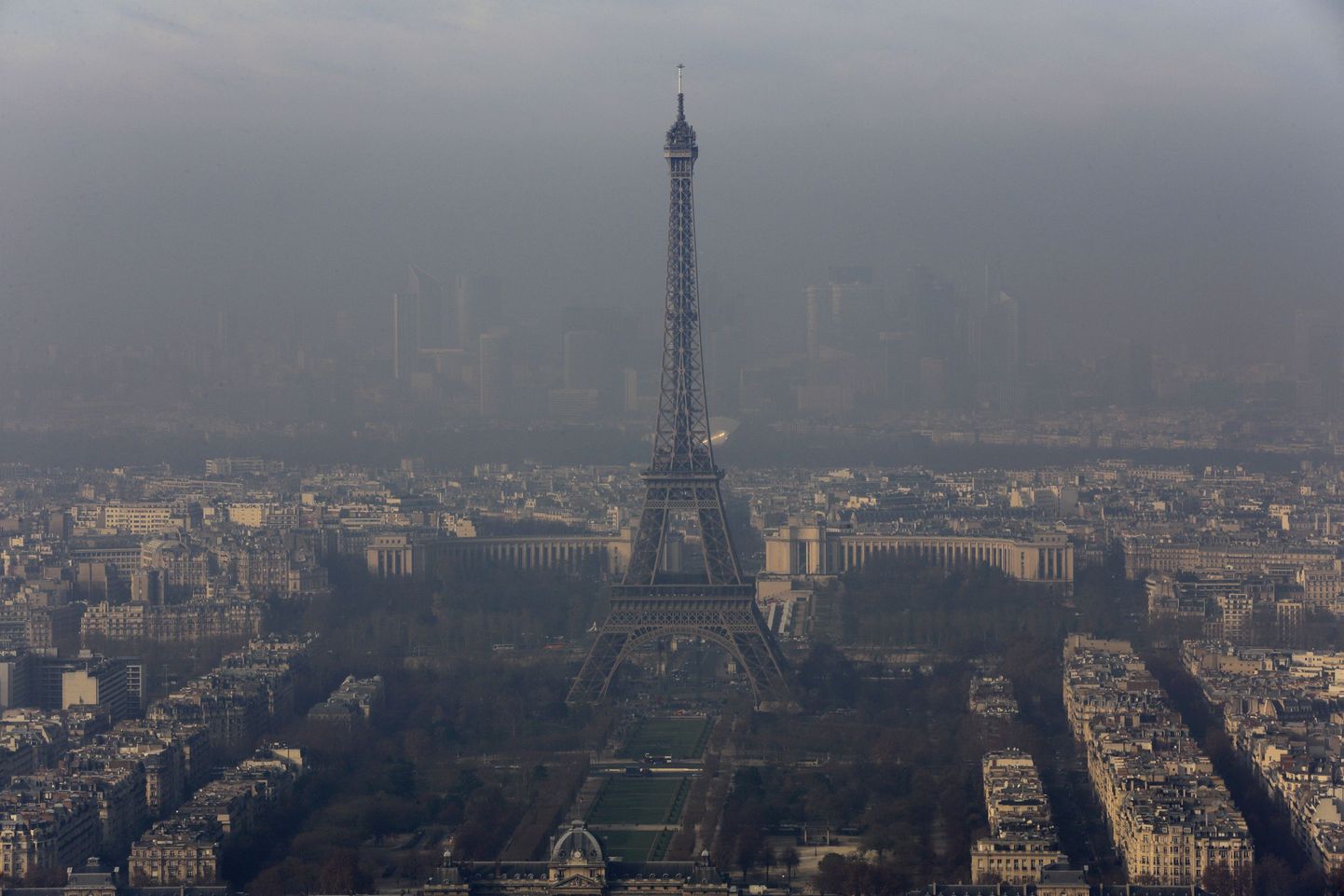 Окутанный смогом Париж