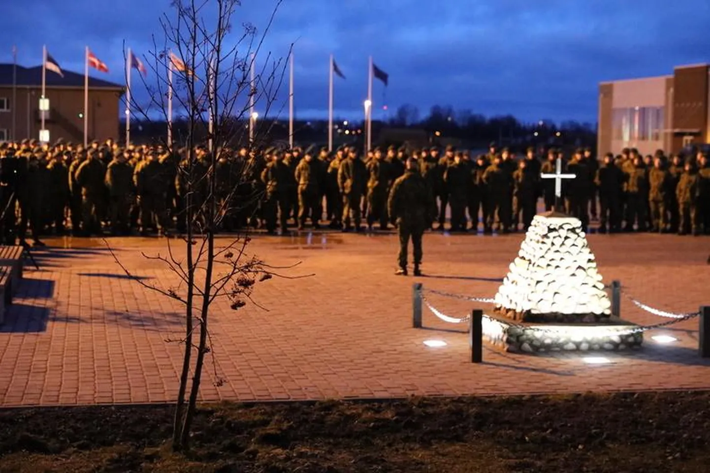 Scoutsid rivistusid esmalt Afganistanis püstitatud ning nüüd Tapal asuva langenud kaitseväelaste mälestusmärgi juurde, et anda au nii oma eelkäijatele kui ka scoutside värvides langenud vendadele.