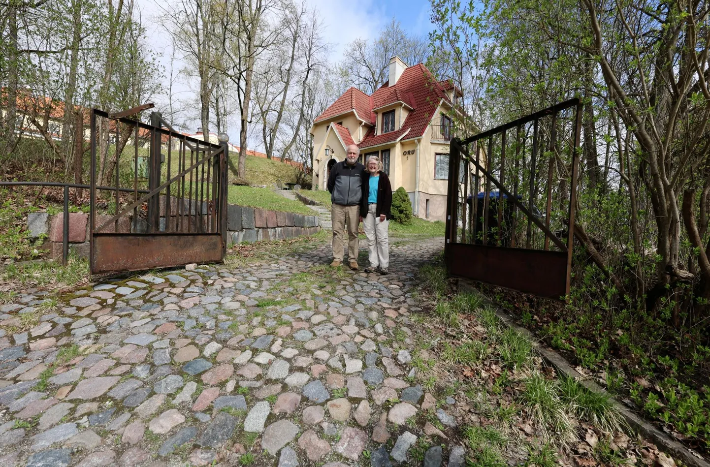 Abikaasad Erik Ants Piip ja Penelope Piip kolisid Ameerikast Tartu südames asuvasse Oru villasse 21 aastat tagasi. Õigupoolest polegi maja selle ajaga eriti palju muutunud.