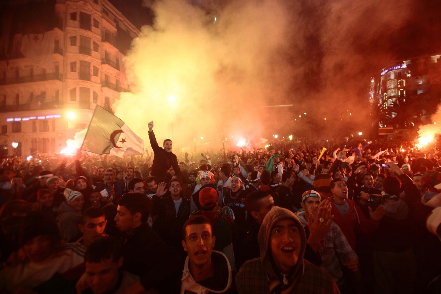 Alžeeria jalgpallifännid tähistavad MMile pääsemist.