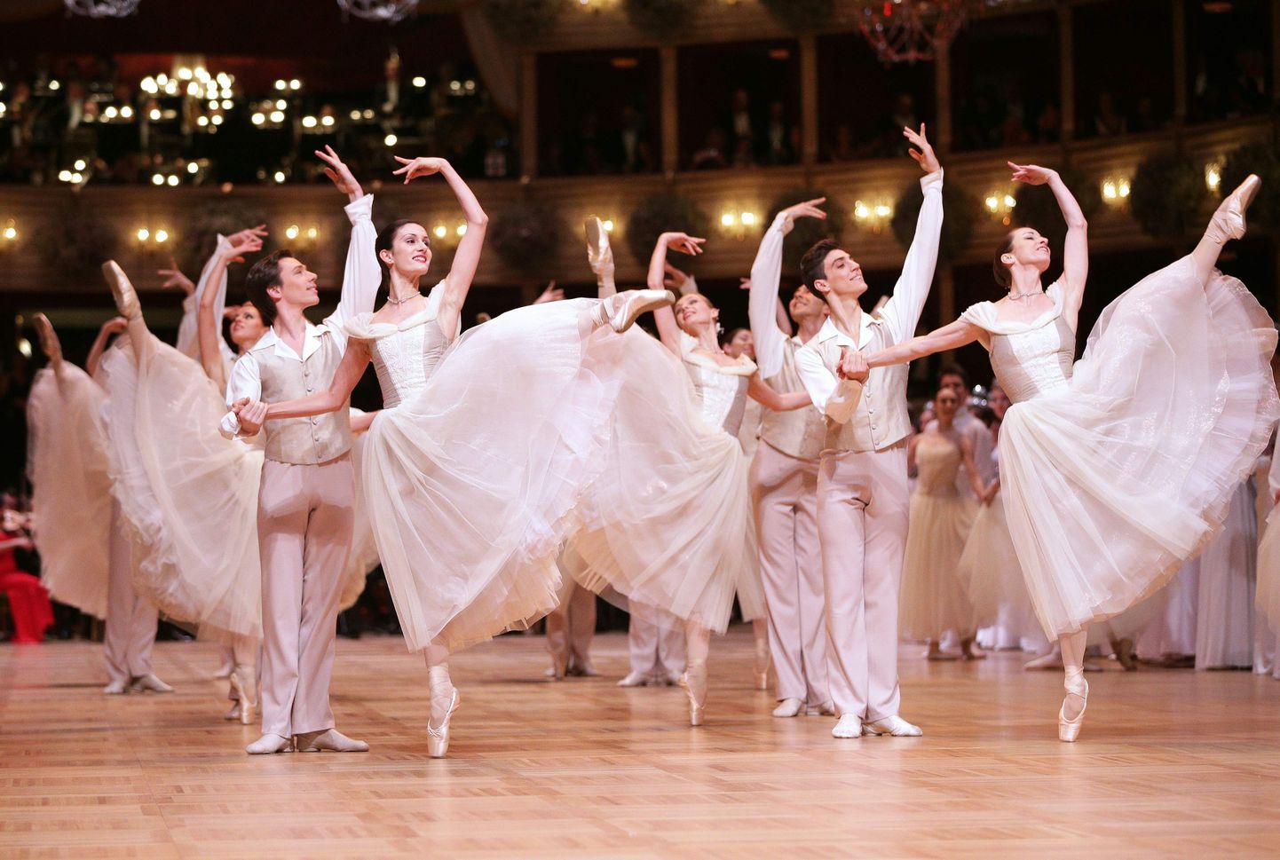 Viini Riigiooperi balletitantsijad  esinemas 2016 ooperiballil