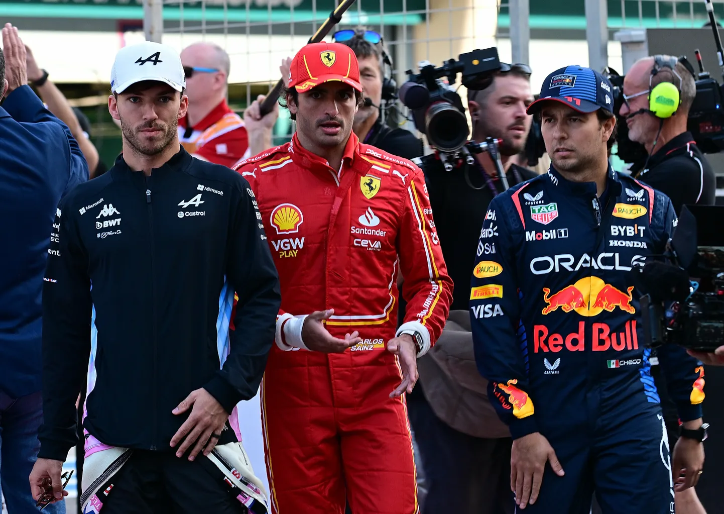 Foto 2024. aastast. Vasakult: Alpine'i sõitja Pierre Gasly, mullu veel Ferraris sõitnud Carlos Sainz ja 2024. aastal Red Bulli kuulunud Sergio Perez.