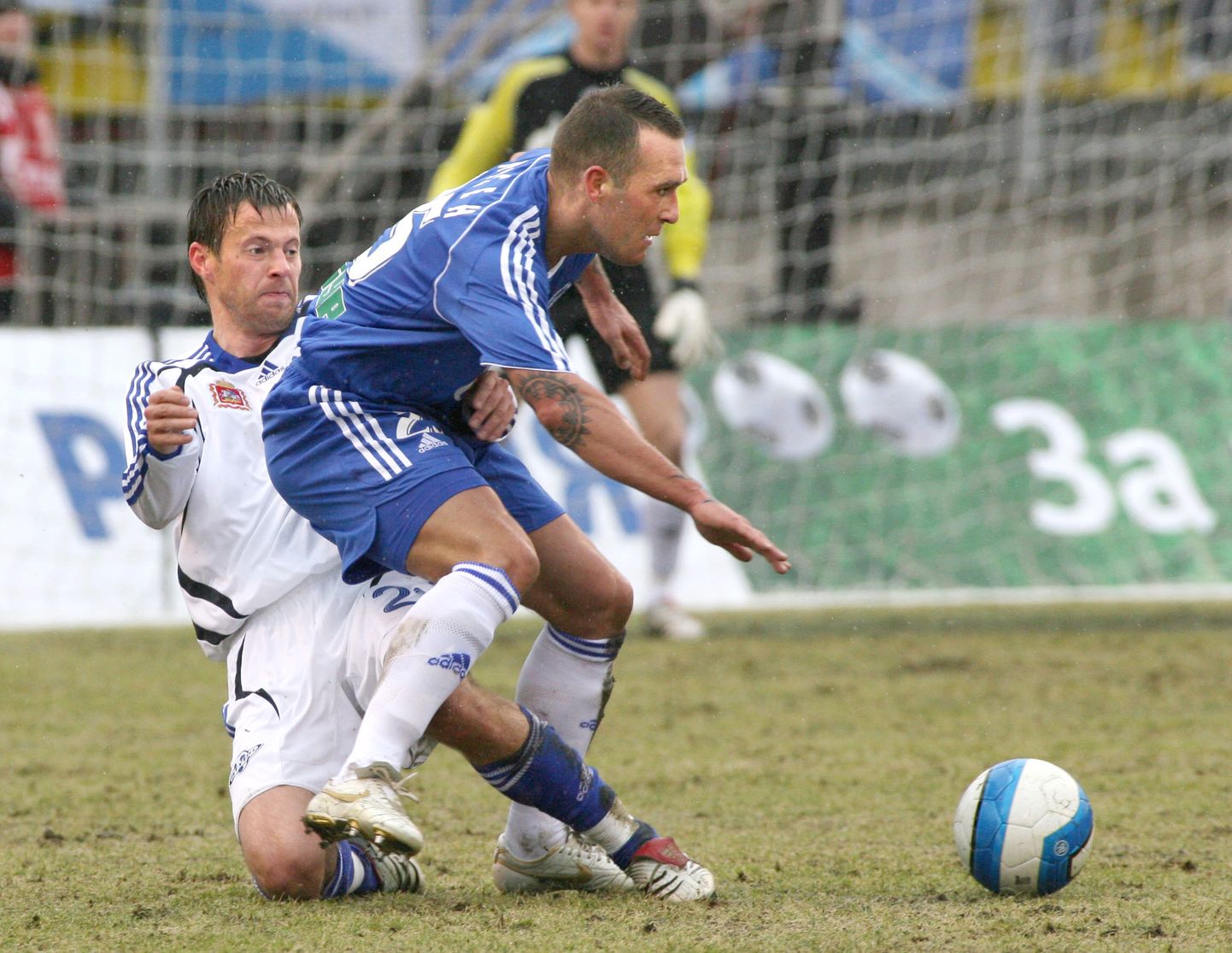 Фернандо Риксен ( в синей форме ) в матче 2007 года "Зенит" - "Сатурн"