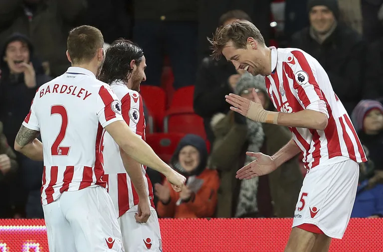 Peter Crouch (paremal) tähistas Premier League'is löödud sajandat väravat tuttava tantsuga. FOTO: