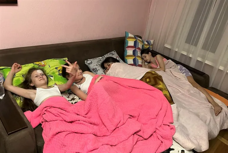 Sõbrannade kokkusaamine on nii üürike, et ka magamise ajaks ei raatsi tüdrukud üksteisest lahkuda.