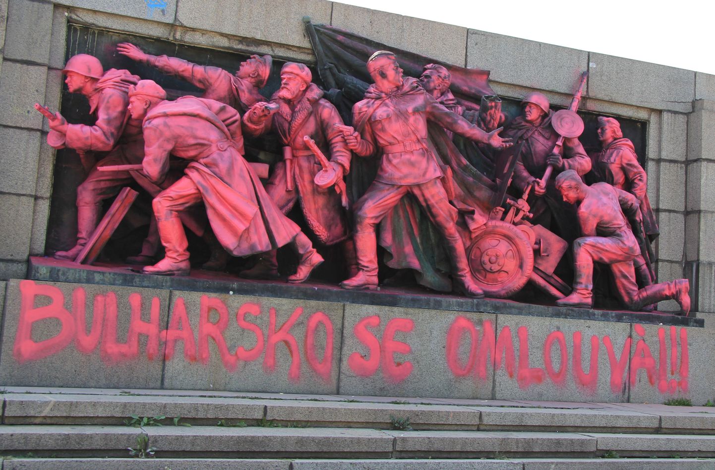 Roosaks värvitud monument Sofias
