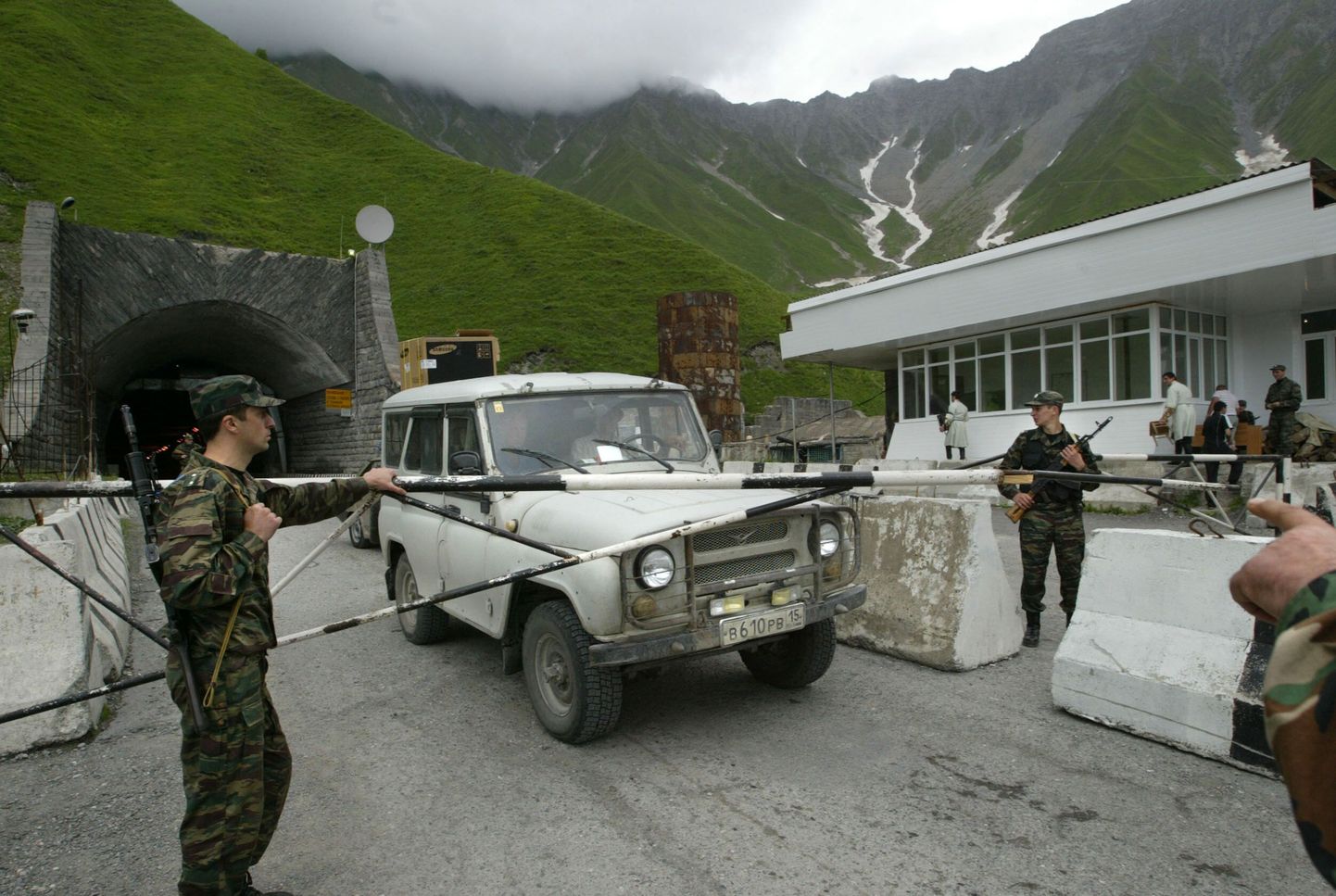 Lõuna-Osseetia separatistliku valitsuse võitlejad augusti alguses valvamas Roki tunnelit, mis viib Põhja-Osseetiasse.