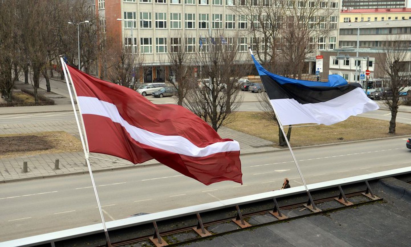 Eesti ja Läti lipud välisministeeriumi hoonel.