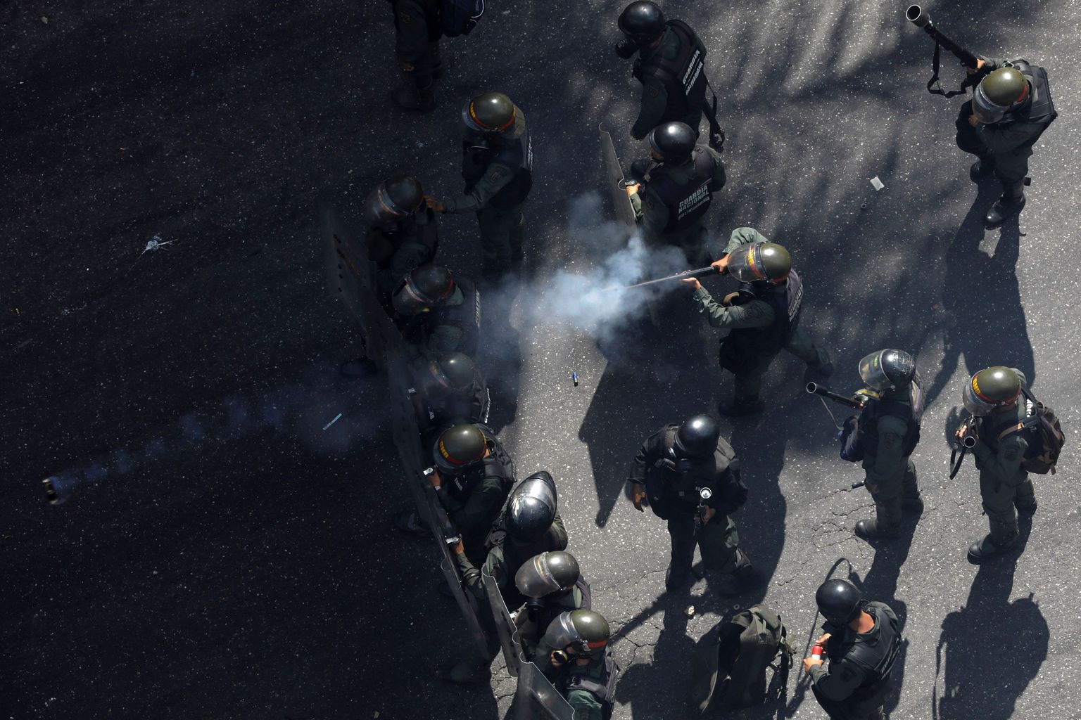 Märulipolitseinikud tulistavad meeleavaldajate ohjeldamiseks pisargaasi.