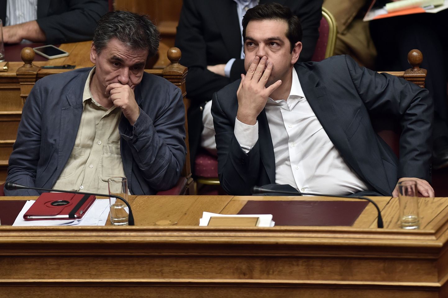 Kreeka valitsusjuht Alexis Tsipras ööl vastu eilset riigi parlamendis peetud debatti jälgimas.