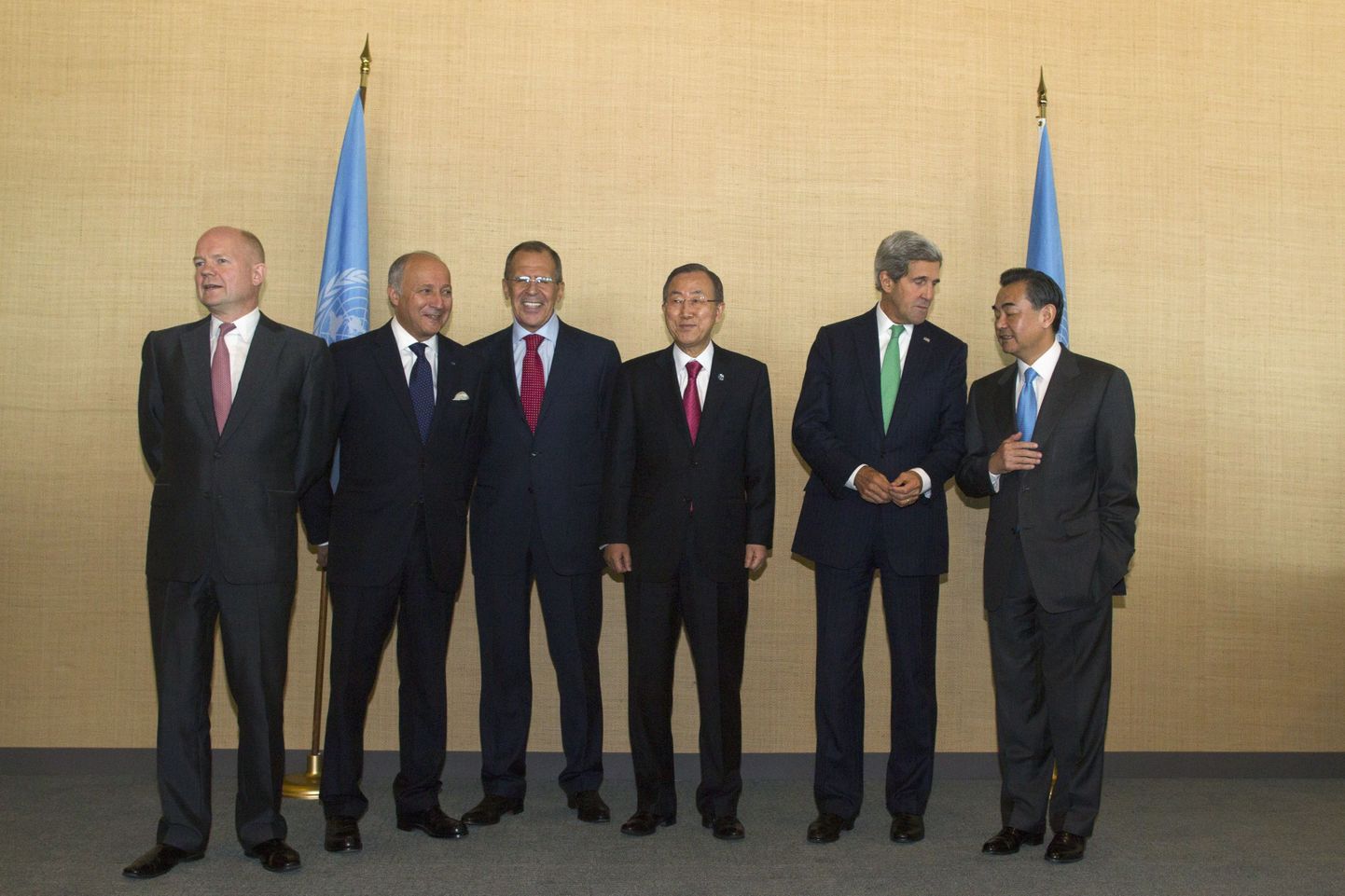 Viie ÜRO julgeolekunõukogu püsiliikme välisministrid New Yorgis(vasakult): Suurbritannia William Hague, Prantsusmaa Laurent Fabius, Venemaa Sergei Lavrov, ÜRO peasekretär Ban Ki-moon, USA välisminister John Kerry ja Hiina välisminister Wang Yi.