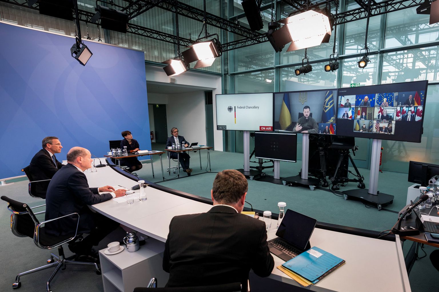 Saksamaa kantsler Olaf Scholz kuulab Berliinis Ukraina presidendi Volodõmõr Zelenskõi videopöördumist G7 riikide liidritele.