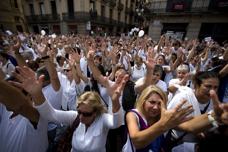 Meeleavaldajad Barcelonas Mdridiga dialoogi nõudmas. Foto: EMILIO MORENATTI/AP/Scanpix