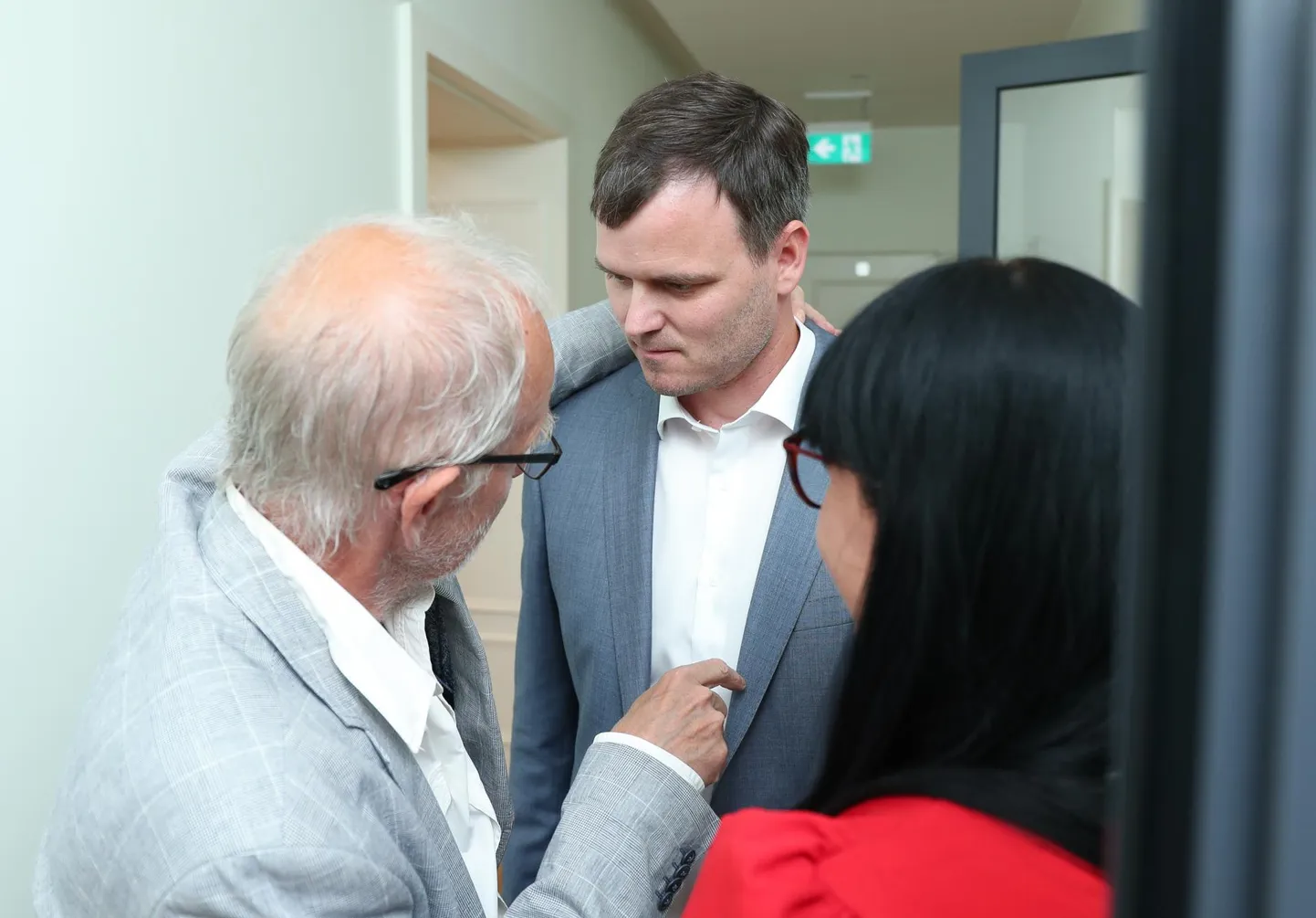 Sotside volikogu liikmed loevad värskelt keskkonnaministri kohale valitud Madis Kallasele sõnu peale.