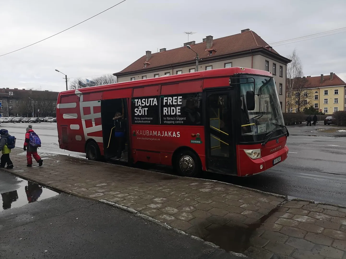 AS Atko Bussiliinidel ei jäänud muud üle kui kiiresti reageerida ja käima panna asendusbussid. Nii sattus liinile sõiduk, mida muidu on kasutatud tasuta transpordiks Kaubamajakasse.
