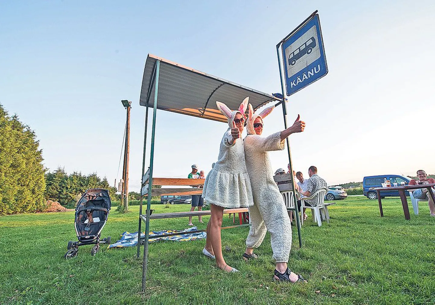 Järjekordne lahe pidu: külalised sünnipäevalapsele kingitud bussipeatuses.