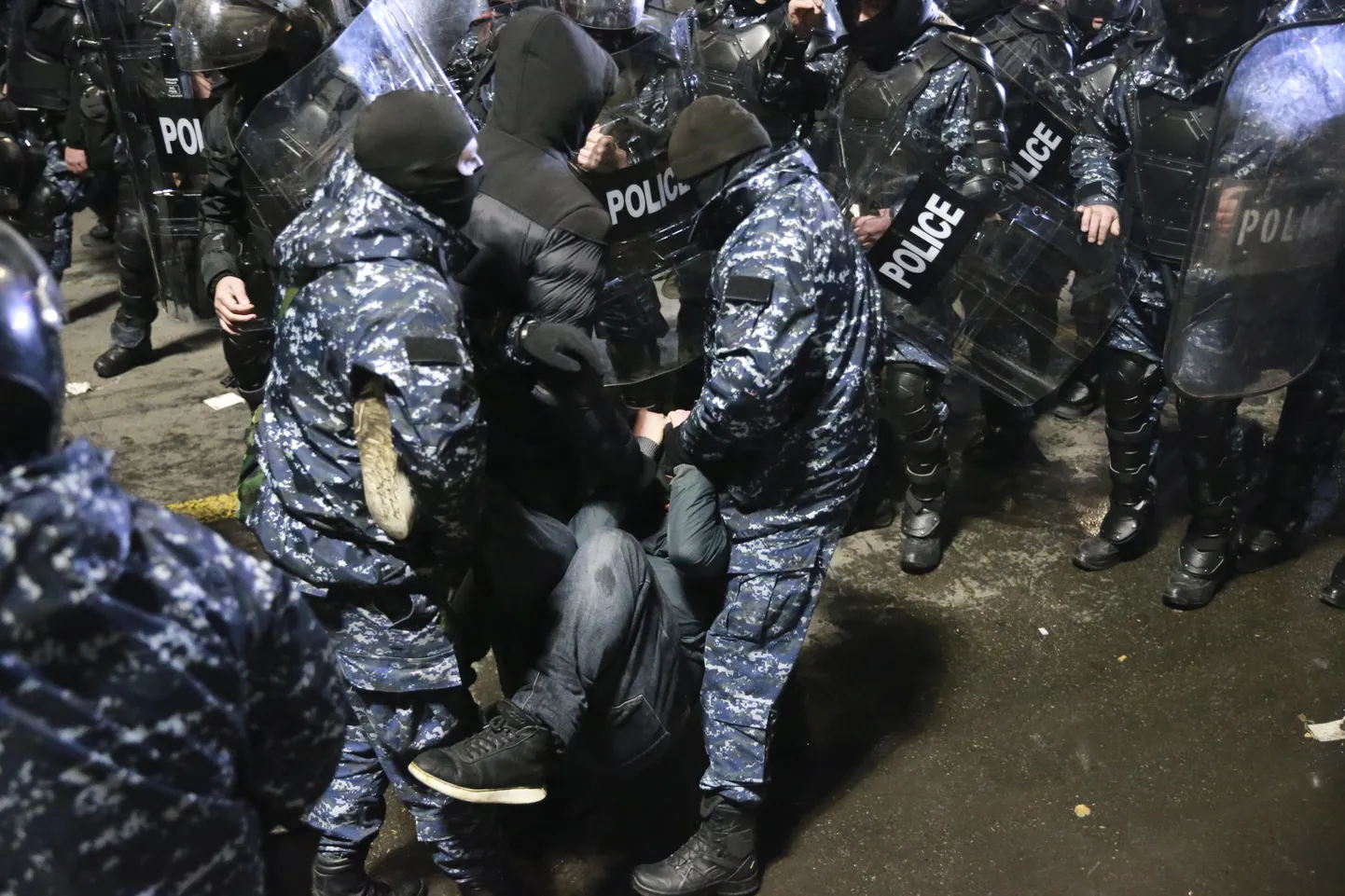 Грузинская полиция арестовывает демонстранта во время акции протеста 3 декабря 2024 года.