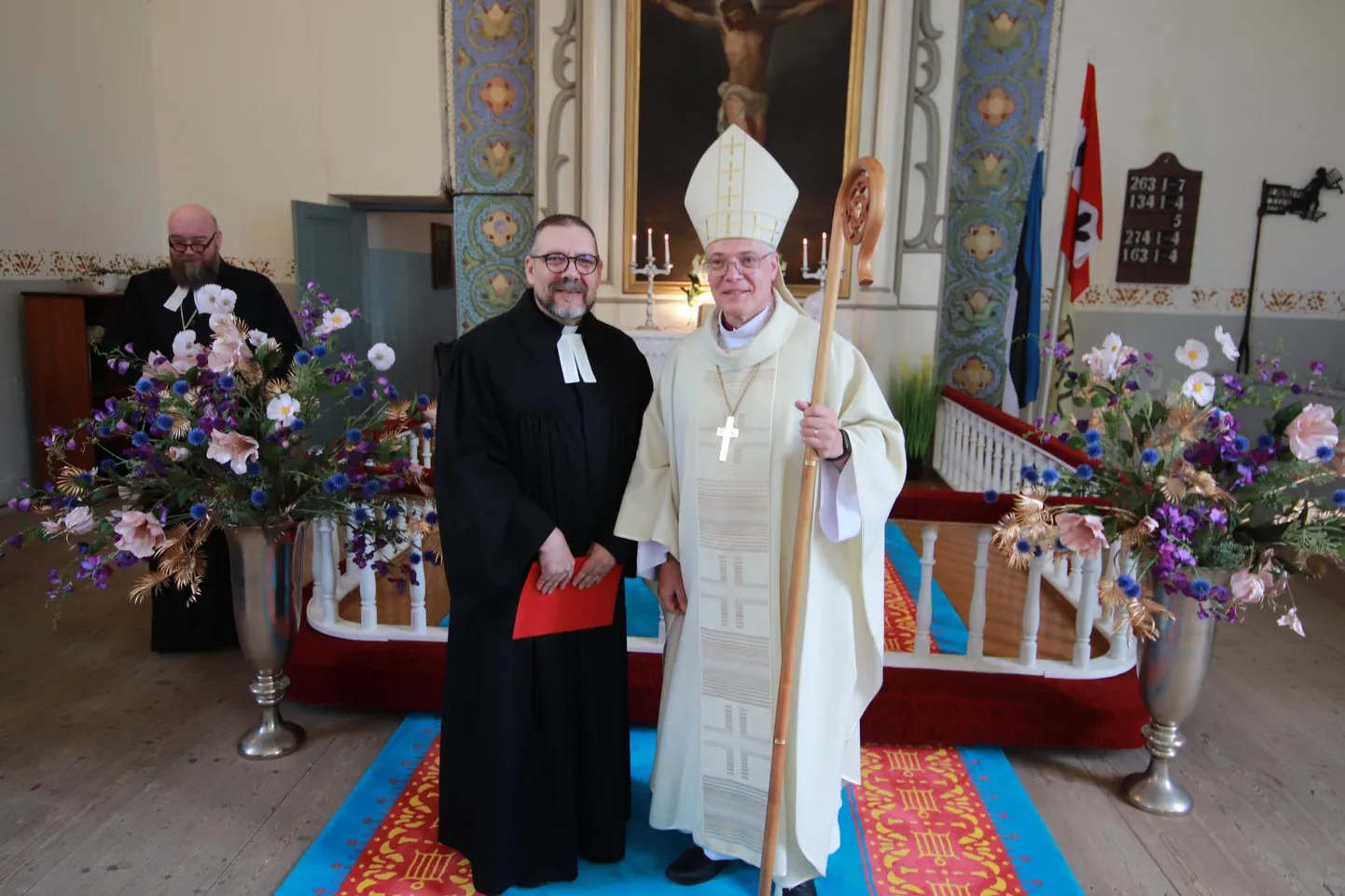 Diakon Jaanus Eensalu (vasakul) ja piiskop Marko Tiitus. Taamal Laatre Püha Laurentsiuse ja Sangaste Püha Andrease koguduse õpetaja Tanel Meiel.