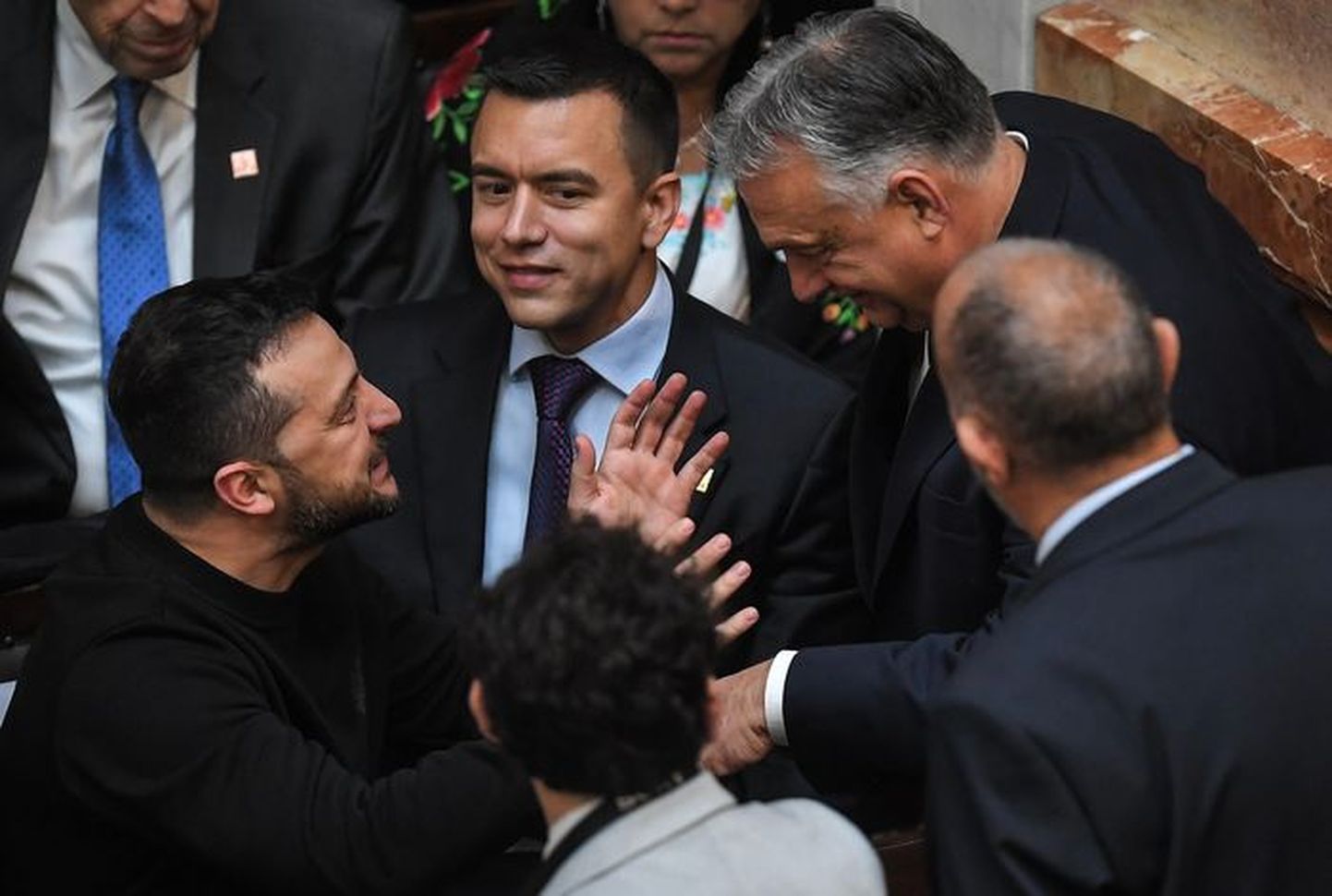 Ungari peaminister Viktor Orbán (paremal) ja Ukraina president Volodõmõr Zelenskõi hiljutisel kohtumisel Argentinas.
