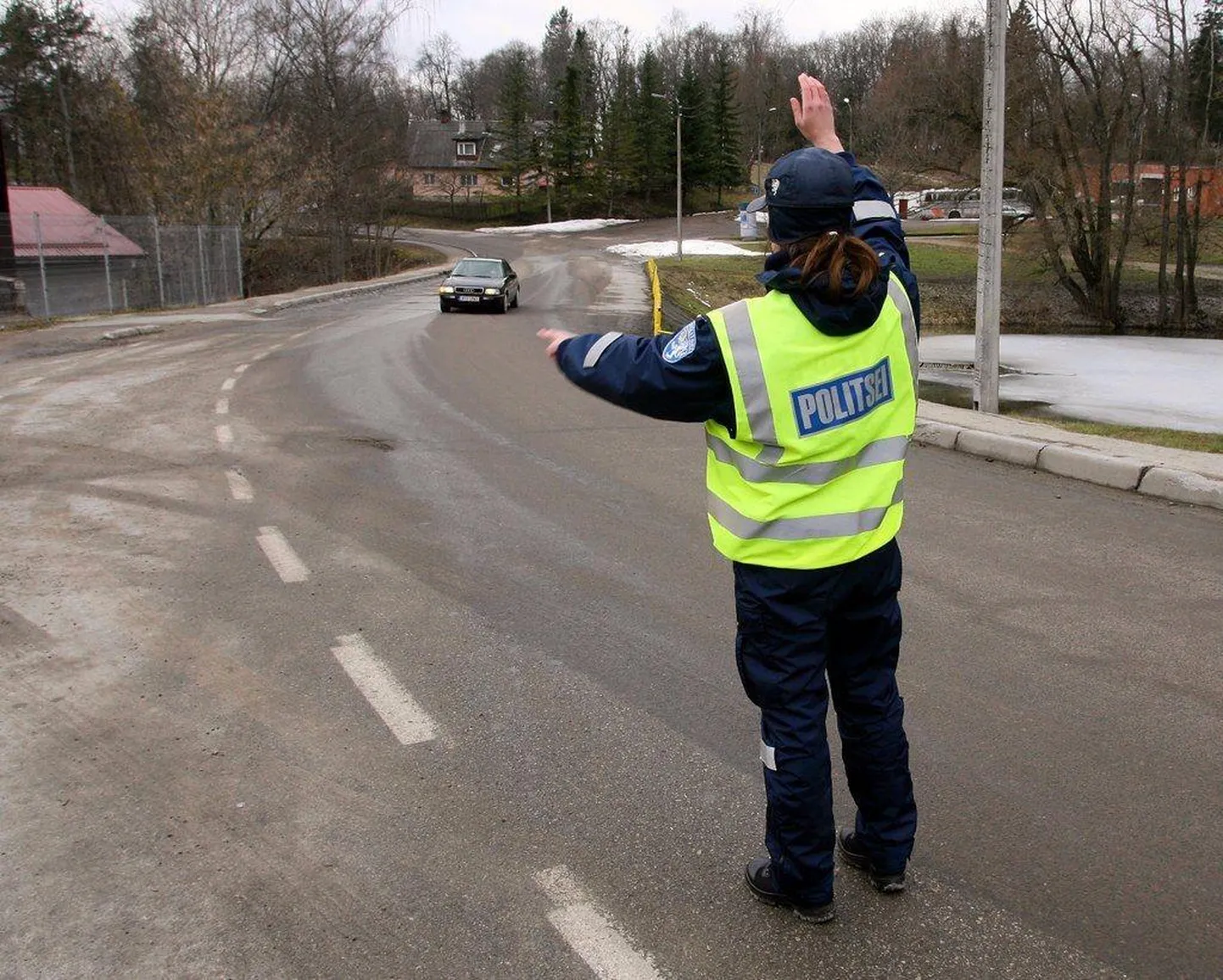 Politseinik peatumismärguannet andmas. Foto on illustratiivne.