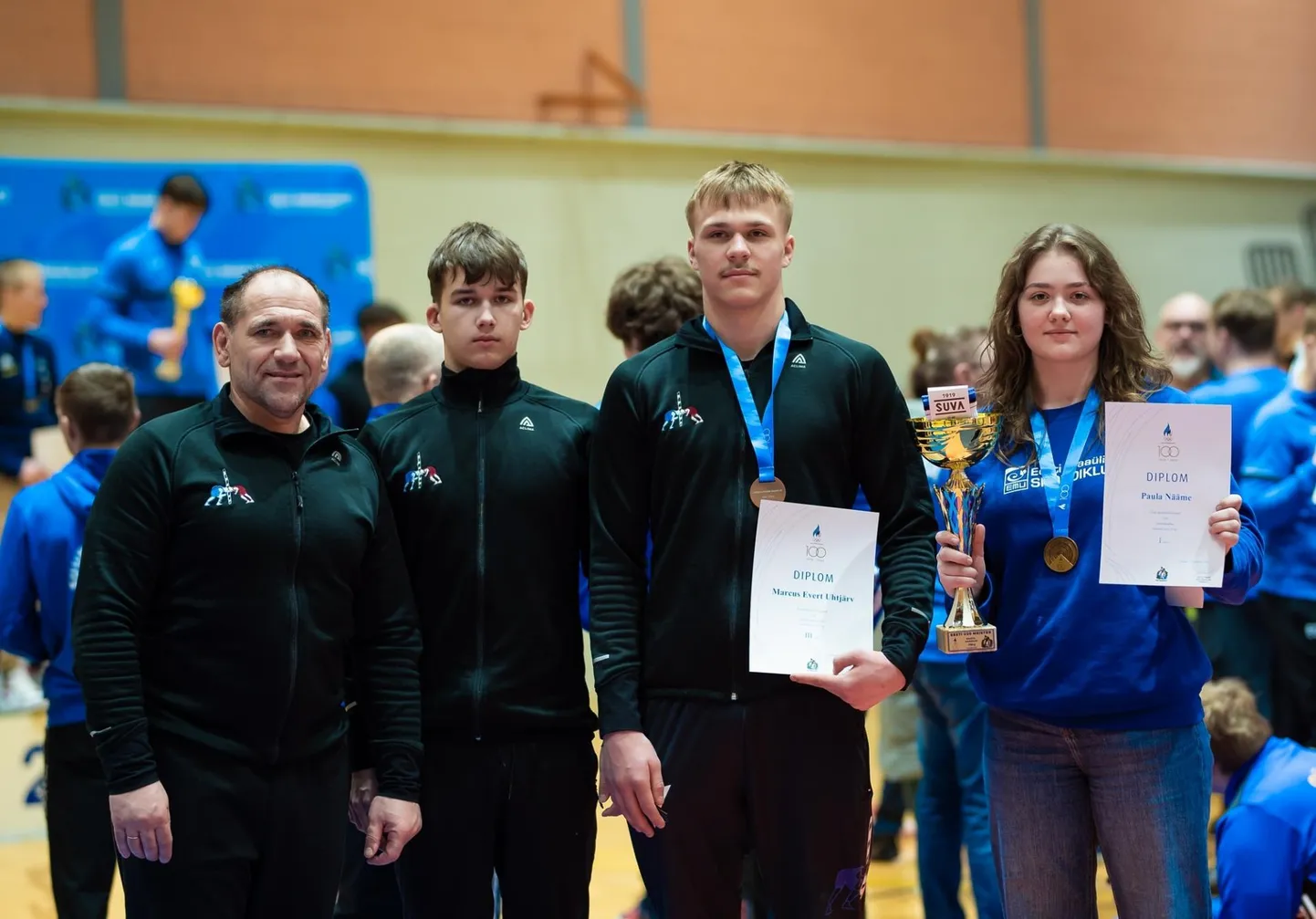 Eesti meister Paula Nääme ja Valga spordiklubi esindajad Marcus Evert Uhtjärv (paremalt), Sven Saarmann ja treener Evo Saar
