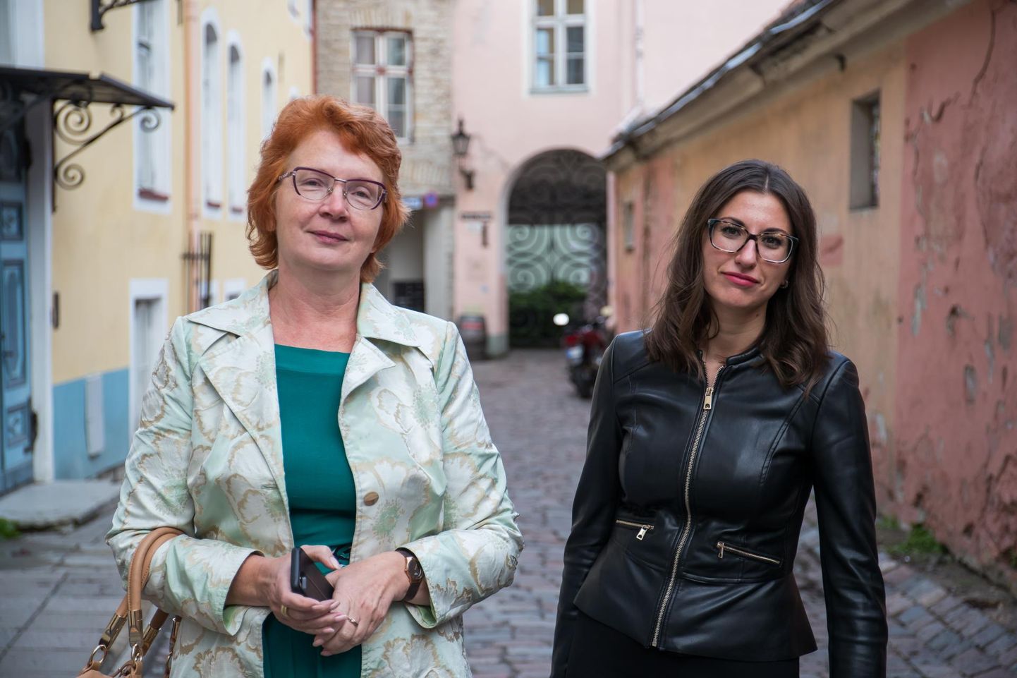 Keskerakonna Narva piirkonna juhi Yana Toomi (vasakul) nurjunud katse ära hoida Narva volikogu keskerakondlastest liikmete parteist väljaastumist võib teha Olga Ivanovast (paremal) Narva linnapeakandidaadi.