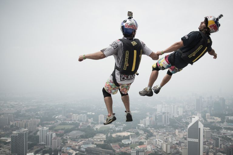 Vincent Reffet (paremal) tegi 2013. aastal koos sõber Frederick Fugeniga BASE-hüppe Malaisia Kuala Lumpuri 300 meetri kõrguselt hoonelt.