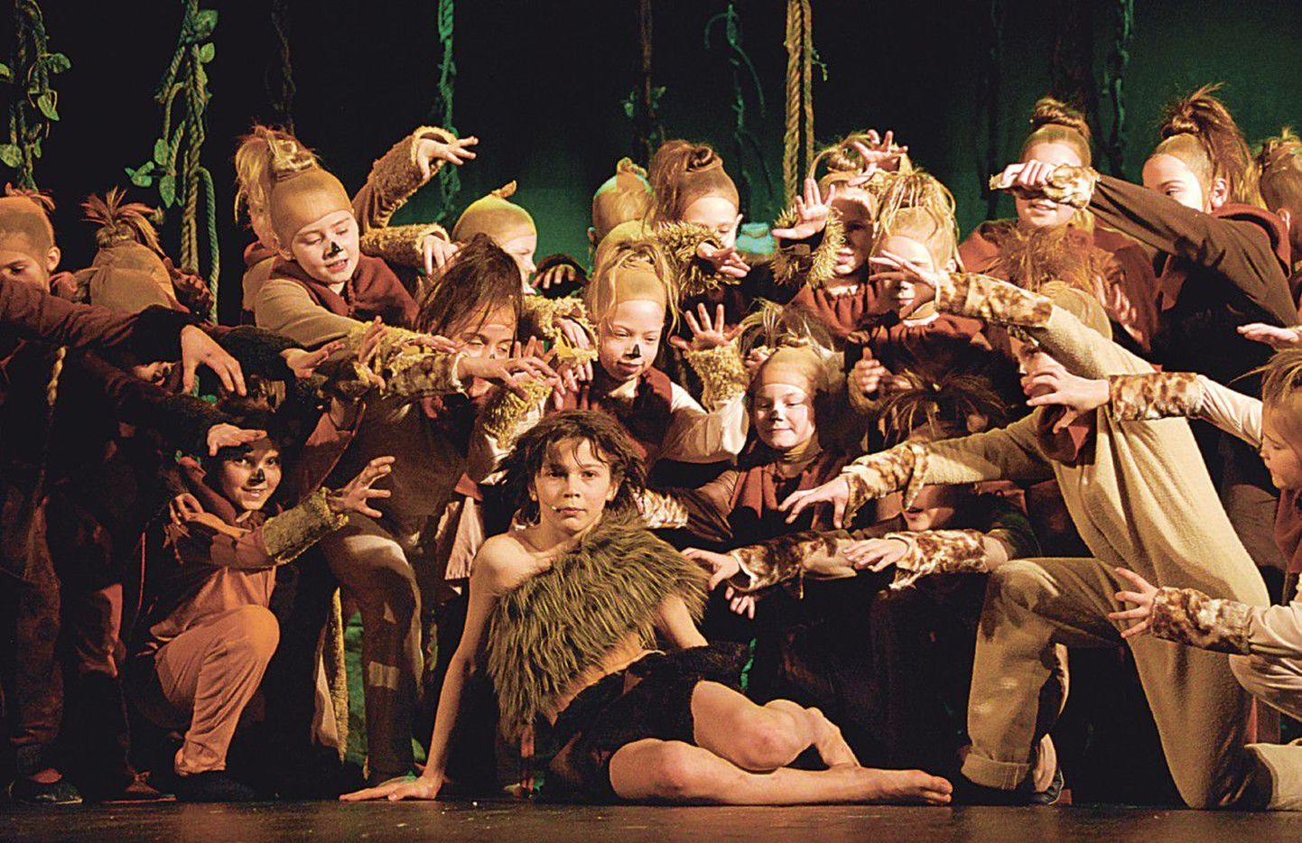 Сцена из мюзикла «Маугли». Исполнитель главной роли Таавет Боровков (в центре) так понравился юным танцовщицам из студии «Визави», что после спектакля в знак своей симпатии они подарили ему шоколад.