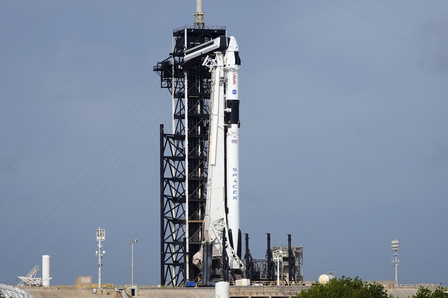 SpaceX Falcon 9 rakett stardiplatvormil.