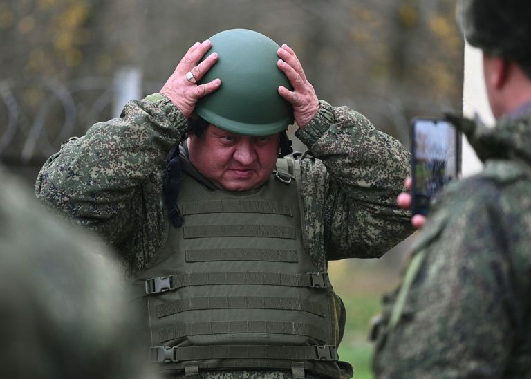 Reservväelane 31. oktoobril Rostovis kiivrit pähe proovimas.