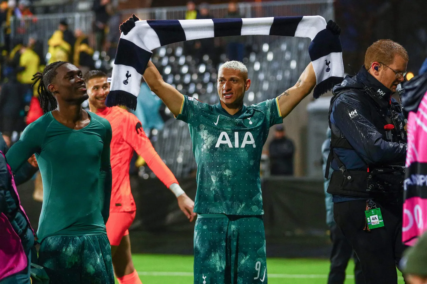 Tottenham Hotspuri ründaja Richarlison (keskel) rõõmustab koos klubikaaslaste ja fännidega Euroopa liiga finaalikoha üle.
