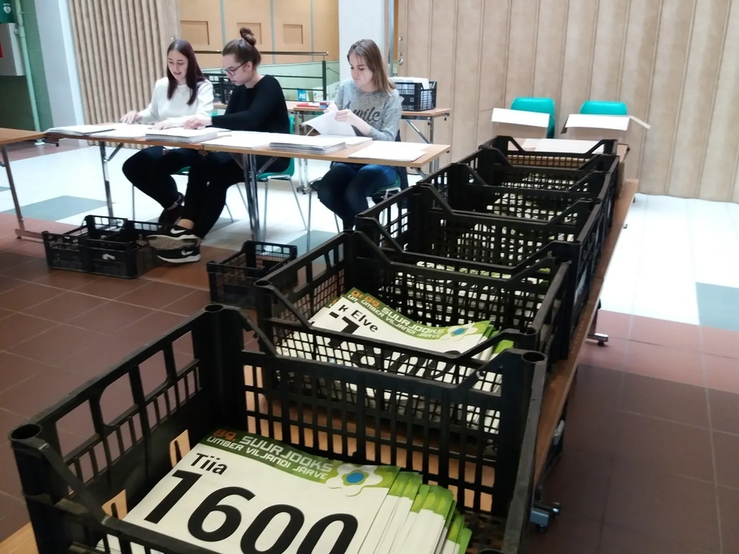 Spordihoones pakitakse ümbrikutesse 1. mai ümber järve jooksu stardimaterjale.