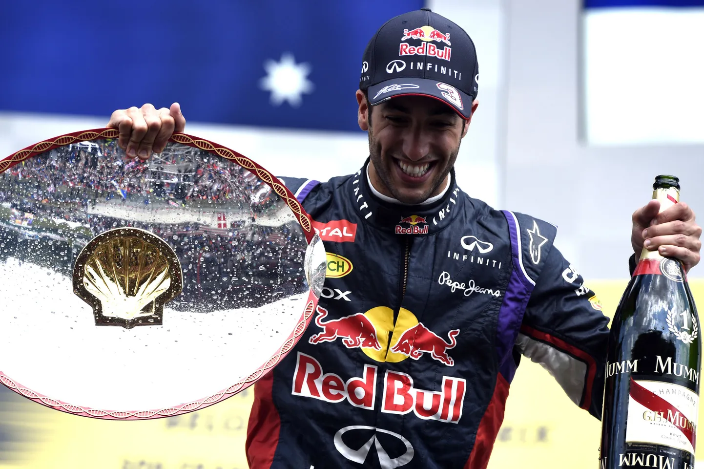 Red Bulli sõitja Daniel Ricciardo tõi eelmisel hooajal oma meeskonnale nii mõnegi karika. Detsembris varastati aga tehase ruumidest 60 karikat ning kõiki pole Red Bull senini tagasi saanud.