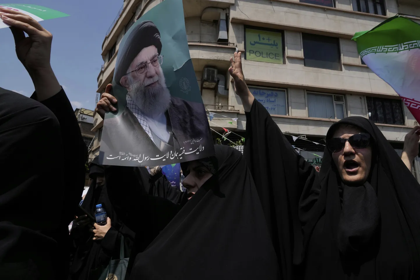 Iraanlased kõrgeima juhi Ali Khamenei portreega Teheranis 13. juunil 2025.