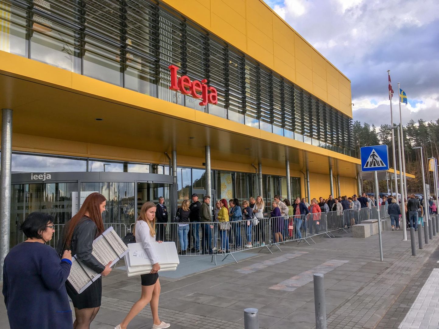 Ikea kauplus Riias. Järjekord kaupluse ukse taga.