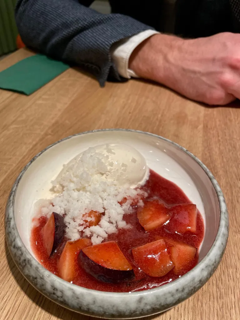 Ploomikompott musta pipra jäätisega. FOTO: