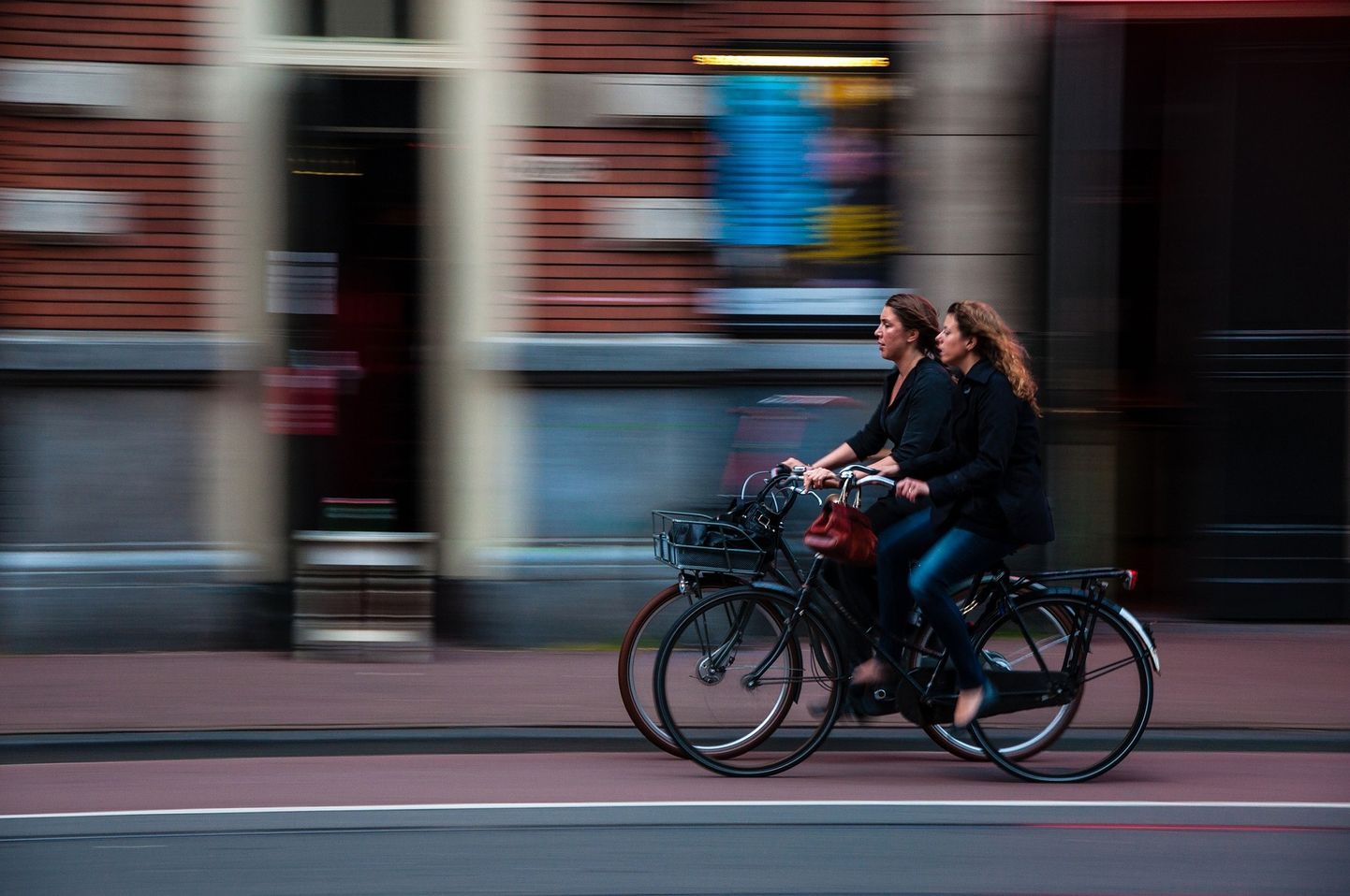 Sievietes ar velosipēdu