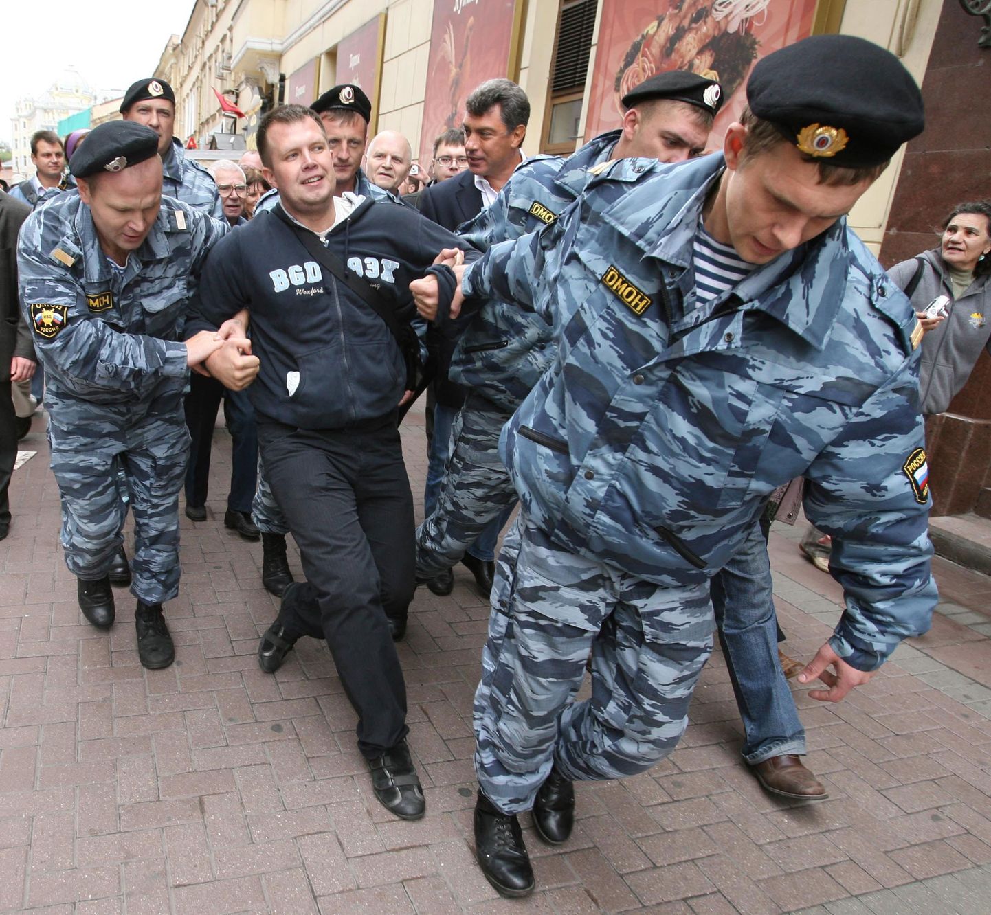 ОМОН при задержании активистов движения "Солидарность" 22 августа 2009 года