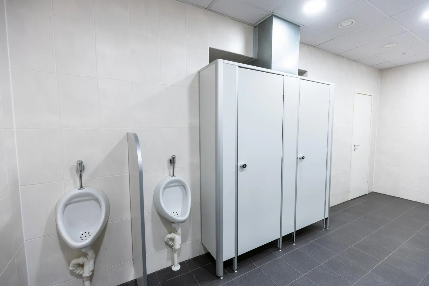 WC näeb välja puhas ja hoolitsetud.