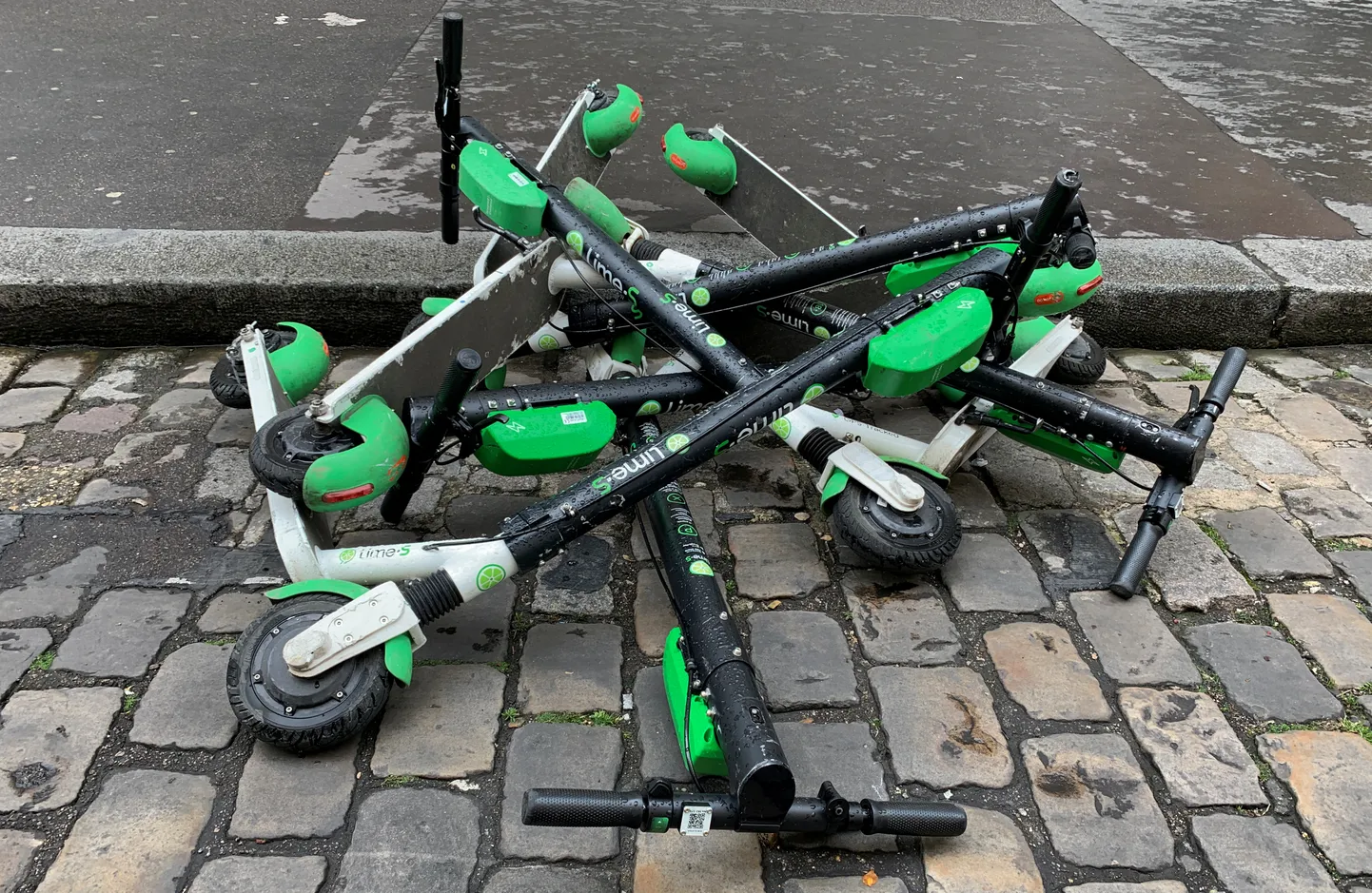 Elektritõukerattad Pariisis. Foto on illustratiivne.