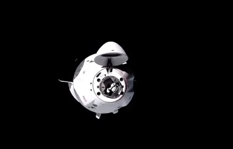USA kosmoseagentuuri NASA avaldatud videokaader SpaceX Crew Dragon kosmosekapsli jõudmisest 16. novembril 2020 Rahvusvahelisse kosmosejaama, millega ta põkkus