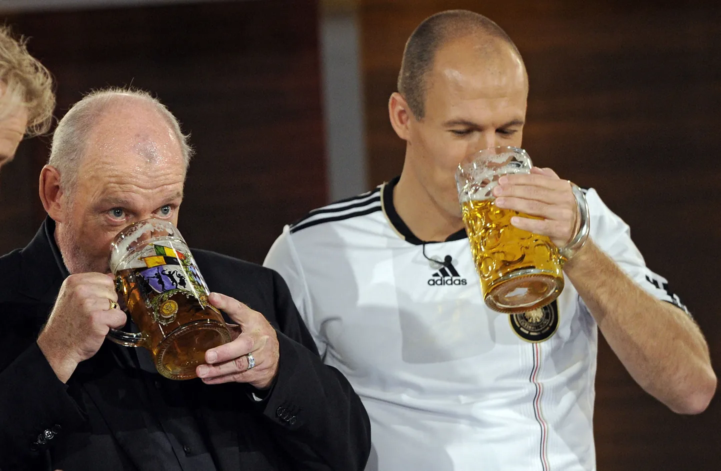 Laulja Joe Cocker ja Müncheni Bayerni jalgpallur Arjen Robben Oktoberfestil õlut rüüpamas.
