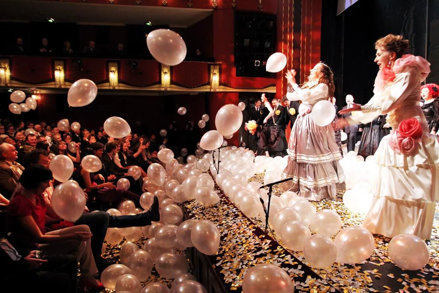 Fotol on eilse auhinnatseremoonia lõpuhetked Eesti Draamateatri suures saalis.