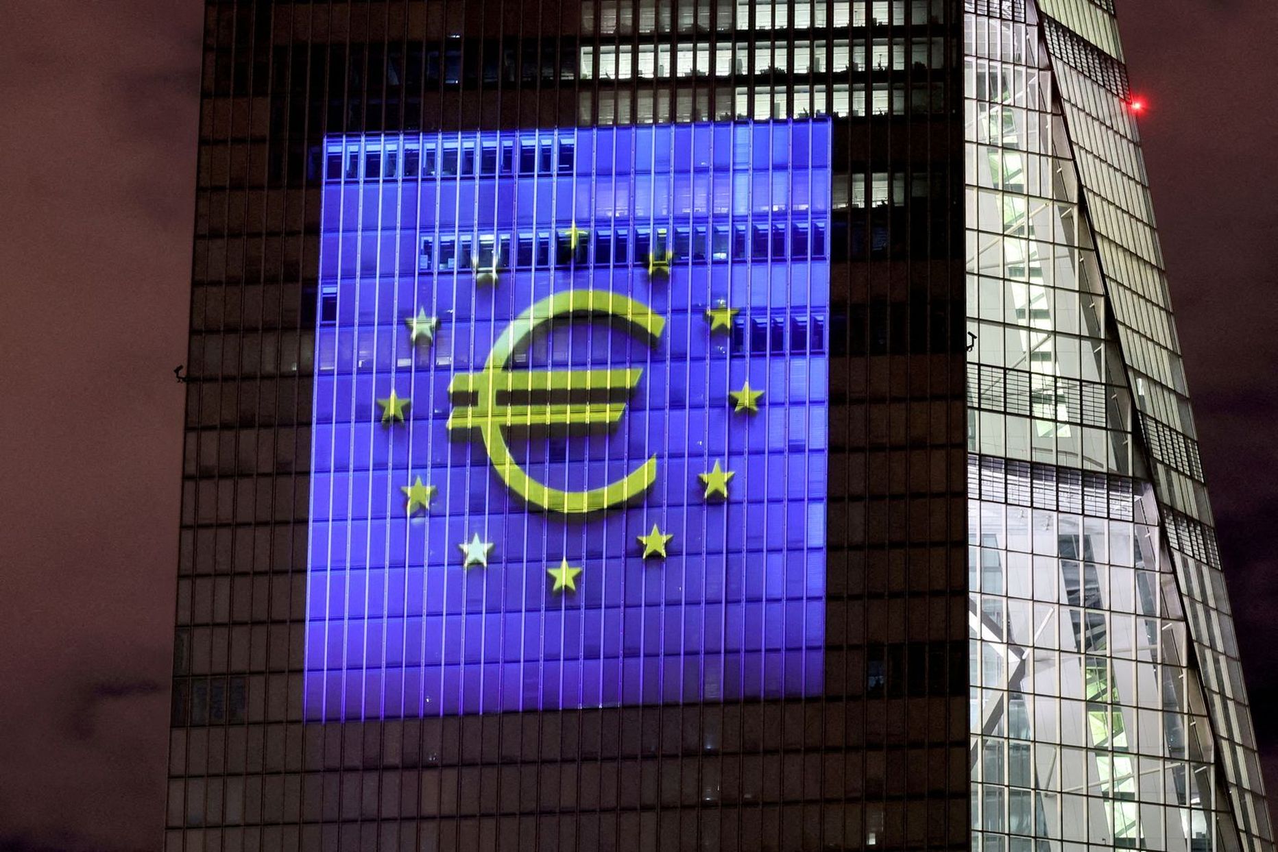 Символ евро и флаг Евросоюза: Европейский центральный банк сегодня проводит кризисное заседание