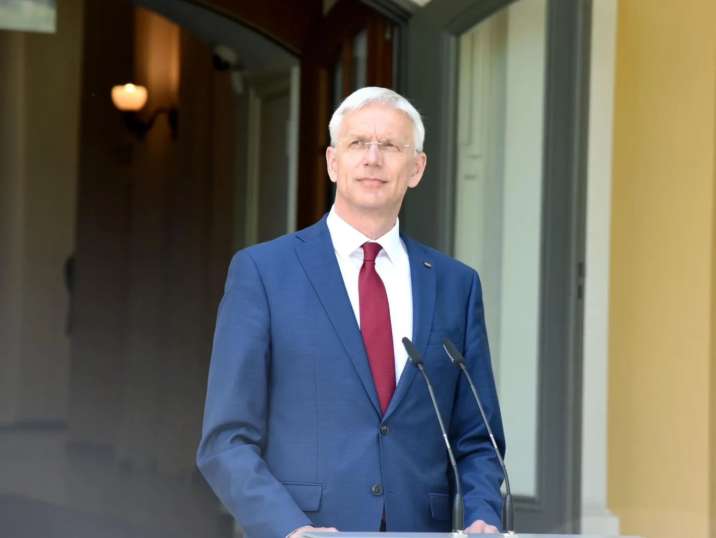 Läti peaminister Krišjānis Kariņš selgitab eile Riias ajakirjanikele muudatusi valitsuses.