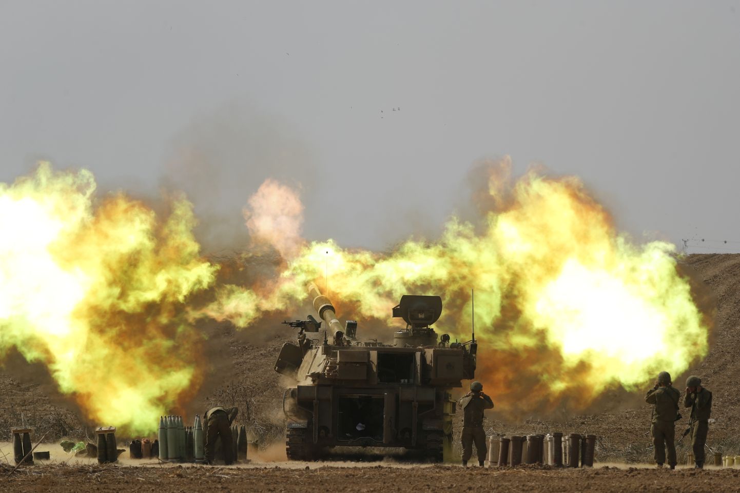 Iisraeli suurtükivägi Gaza sektori piiril.