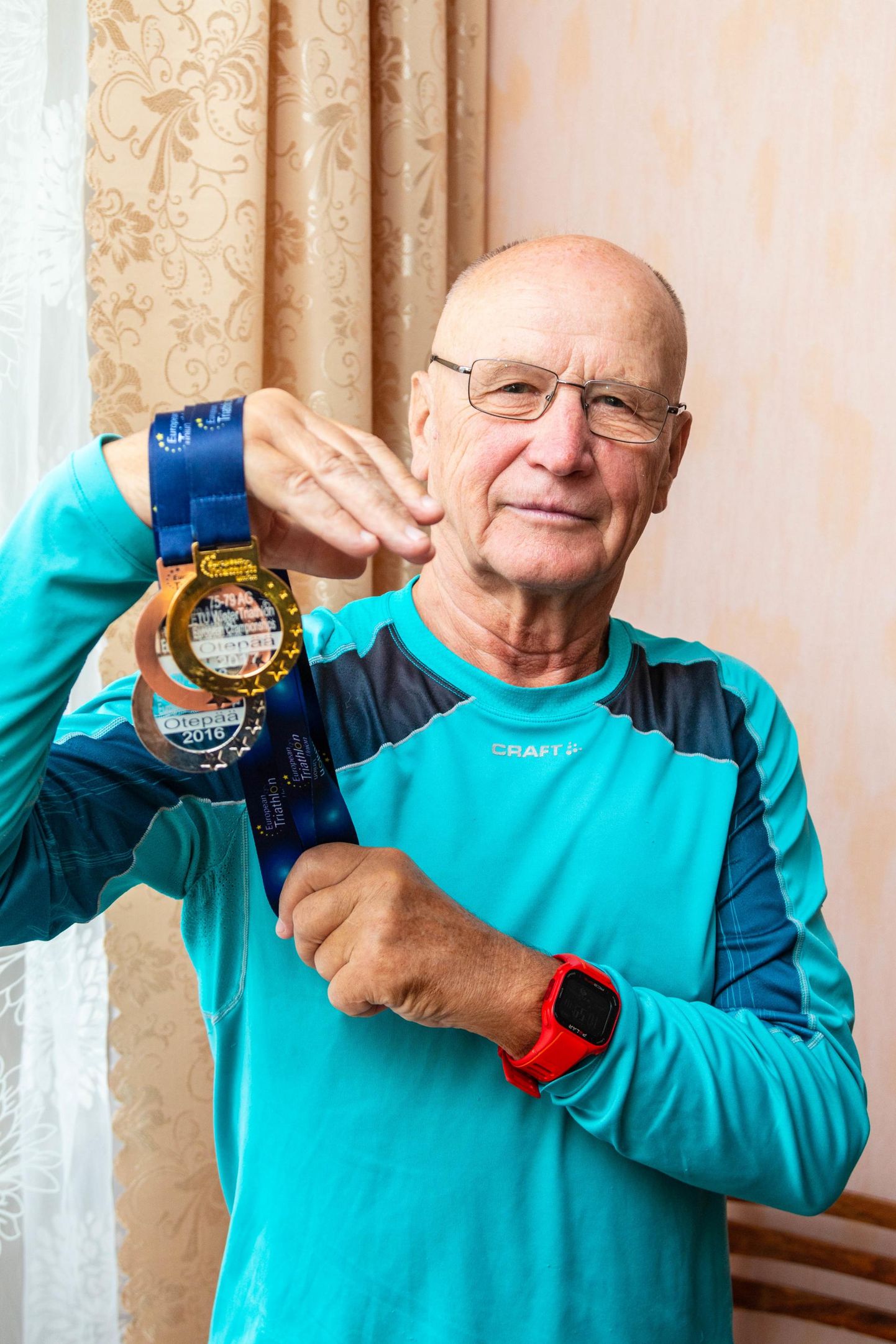 79-aastane Ilmar Tagel on väärikast east hoolimata aktiivne spordimees, kes teeb kaasa triatlonides ja pikamaajooksudes.