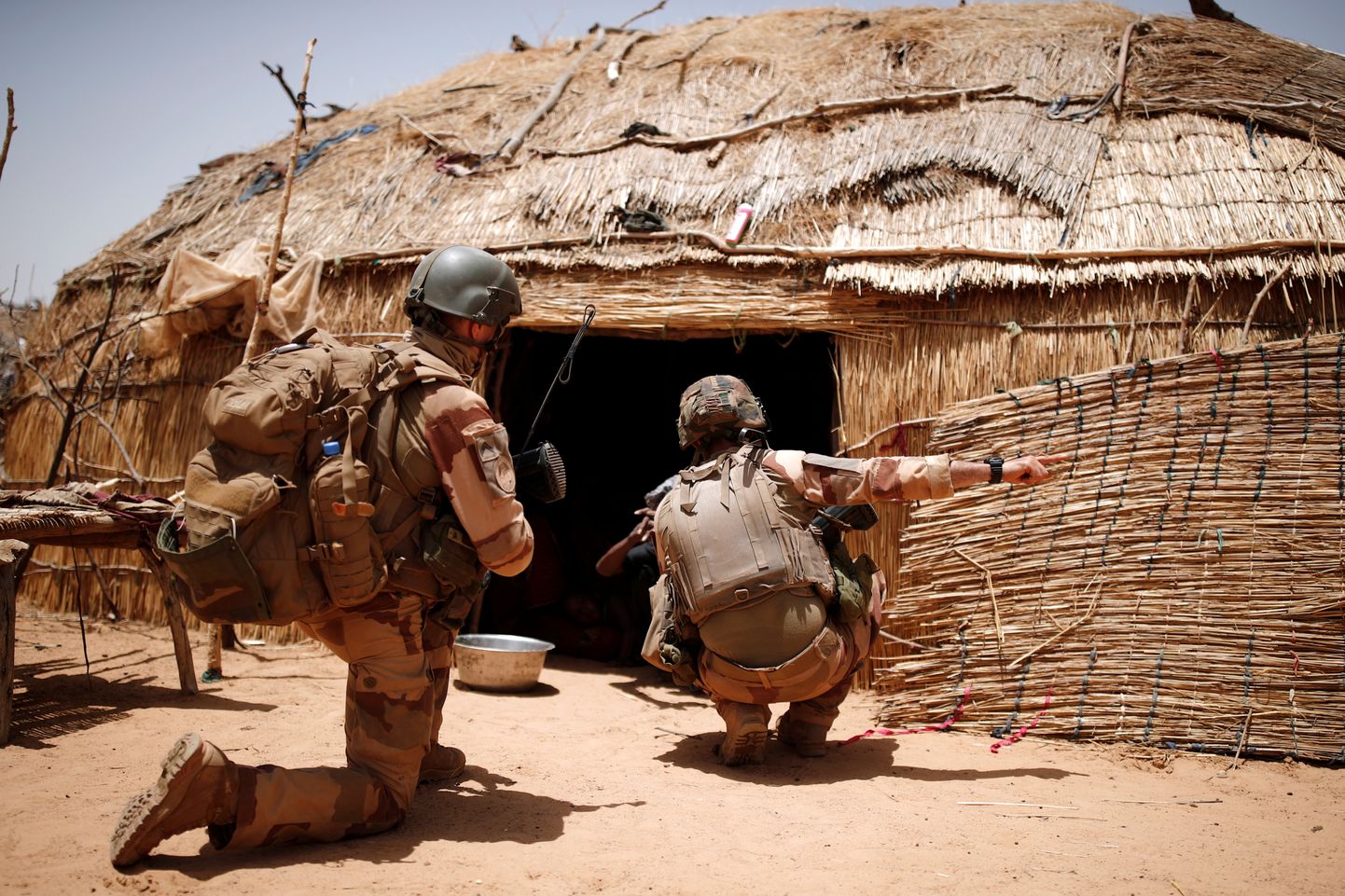 Prantsuse sõdurid otsimas läbi ühte kodu Malis Gourma piirkonnas.
